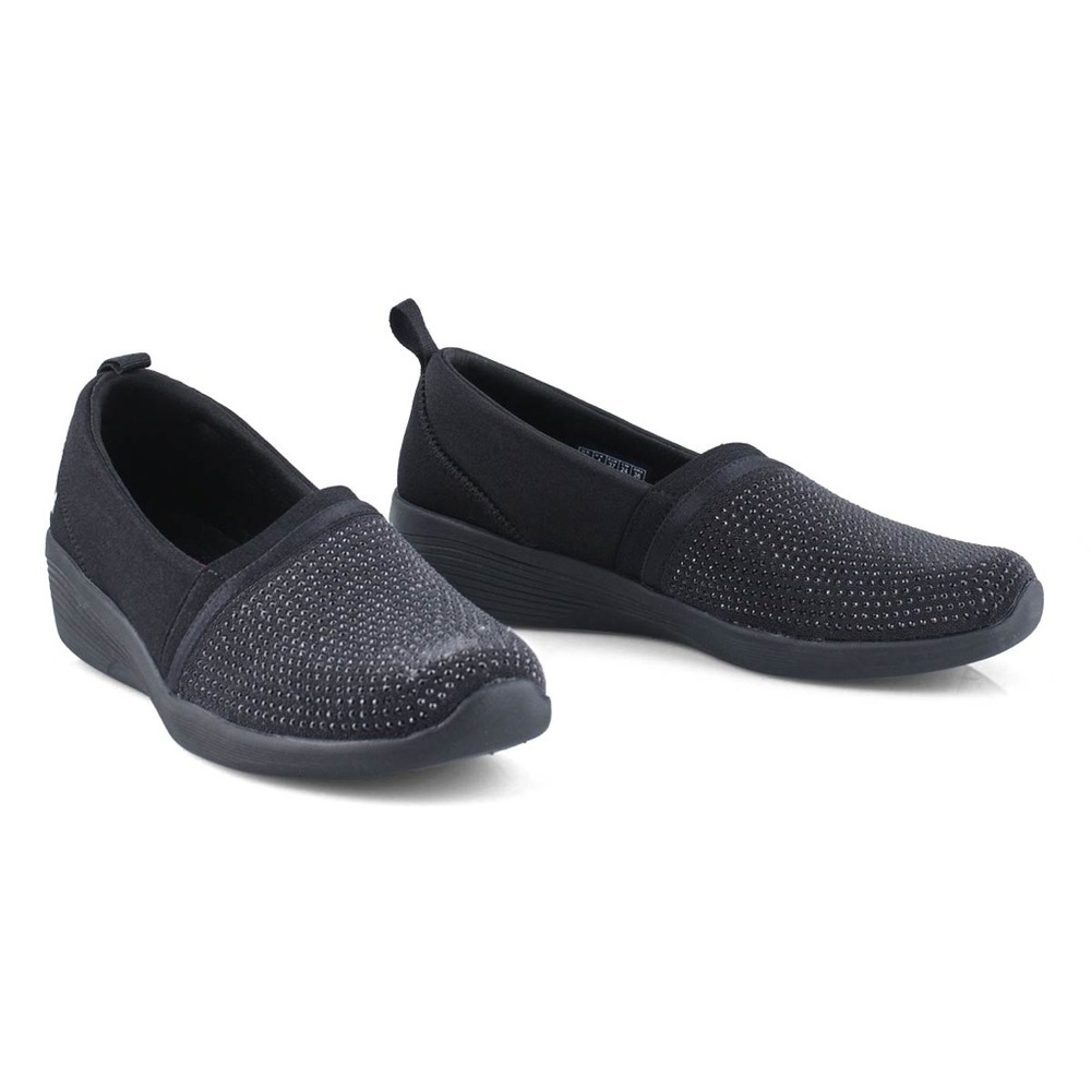 Skechers
Arya